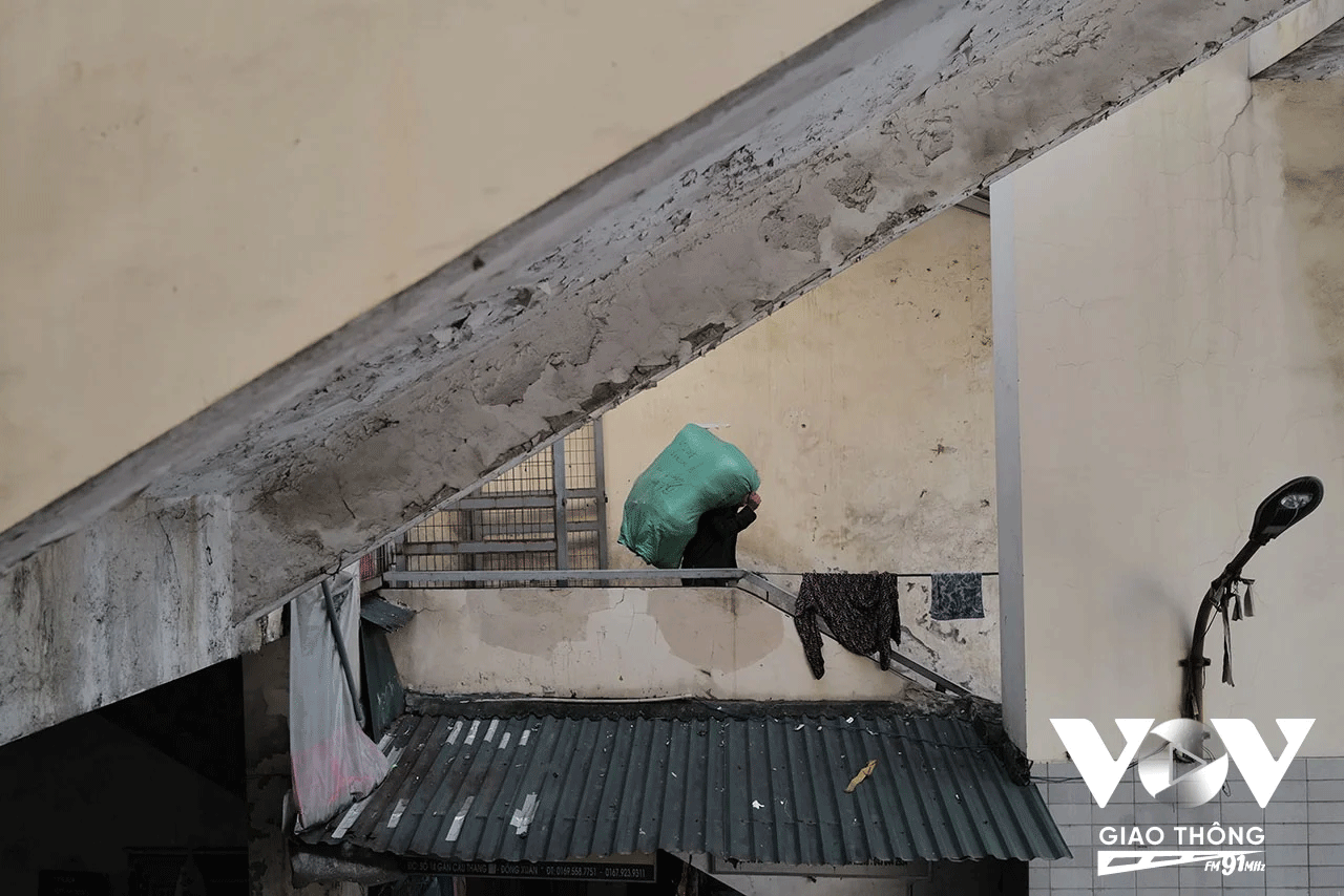 Công việc vất vả trong nắng nóng đầu hè của những người làm nghề bốc vác thuê tại chợ Đồng Xuân.