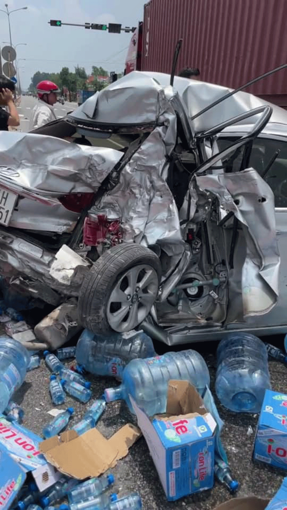 Xe ô tô bị bẹp dúm phần đuôi (ảnh: ĐC)
