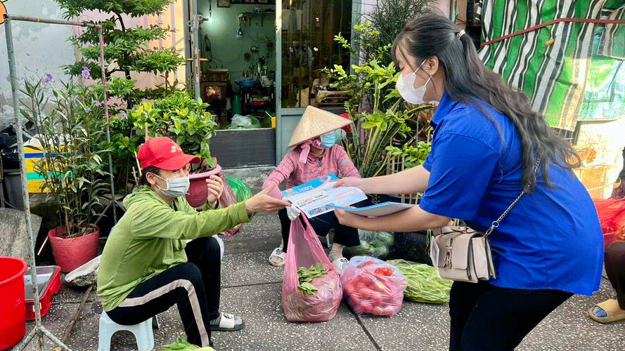 Những tờ rơi về tác hại, cách phòng chống ma túy được đưa đến tận người dân (ảnh: TĐ)