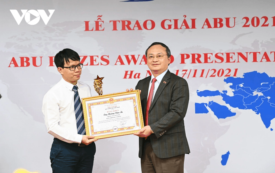Tổng Giám đốc VOV Đỗ Tiến Sỹ trao giải thưởng cho tác giả Hoàng Văn Ân, người đoạt giải Xuất sắc hạng mục phóng sự, thời sự của Hiệp hội Phát thanh-Truyền hình châu Á-Thái Bình Dương (ABU) với tác phẩm "Nước ơi"