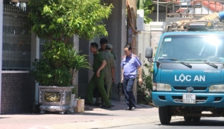 Lực lượng chức năng có mặt trước nhà ông Lê Tiến Phương. (Ảnh: H.P)