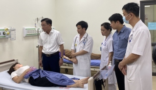 Công nhân có dấu hiệu ngộ độc thực phẩm đang được điều trị ở Bệnh viện Hữu nghị Lạc Việt, Vĩnh Yên