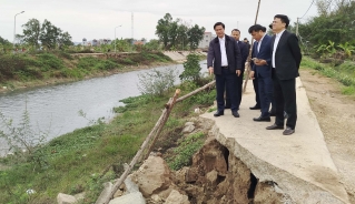 Phó Chủ tịch UBND tỉnh Bắc Ninh Lê Xuân Lợi (ngoài cùng, bên trái) kiểm tra thực tế tại điểm sạt lở kênh Tào Khê, thị xã Quế Võ, tỉnh Bắc Ninh