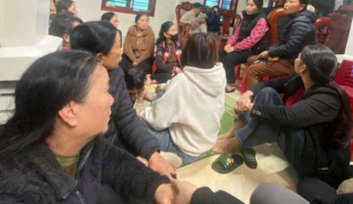 Người thân mong ngóng tin ngư dân mất tích.