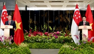 Tổng Bí thư Tô Lâm và Thủ tướng Singapore Lauren Wong thông tin tới báo chí sau hội đàm