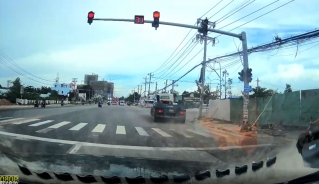Xe container vượt đèn đỏ 