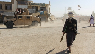 Lực lượng Taliban Afghanistan tuần tra gần biên giới Afghanistan-Pakistan tại Spin Boldak, tỉnh Kandahar, sau cuộc đấu súng giữa lực lượng Pakistan và Afghanistan. Ảnh: Reuters