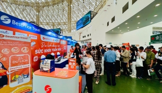 Gian hàng của các công ty du lịch thu hút đông đảo khách tham quan Hội chợ Mùa Thu lần thứ nhất - 2025