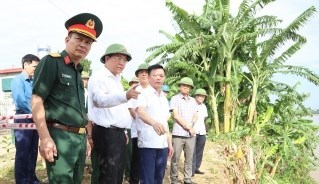 Chủ tịch UBND tỉnh Phú Thọ kiểm tra điểm sạt lở bờ sông Thao. Ảnh TQ.