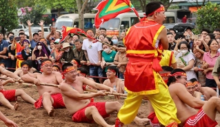 Việc thực hành nghi lễ và trò chơi kéo co ngồi tại đền Trấn Vũ, phường Long Biên, Hà Nội là niềm tự hào của người dân địa phương.