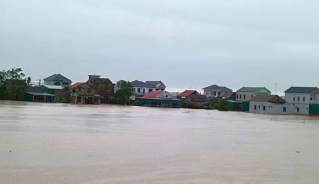 Nhiều nhà dân ở xã Cẩm Duệ bị ngập sâu do mưa lớn.