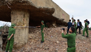 Cơ quan Cảnh sát điều tra đã phối hợp với Viện kiểm sát nhân dân tỉnh, Sở Xây dựng tỉnh Phú Thọ và một số đơn vị liên quan tiến hành khám nghiệm hiện trường, thu mẫu phục vụ giám định và đang tiến hành điều tra, xác minh xử lý đối với những cá nhân, cơ quan, tổ chức có liên quan. Ảnh CAPT.