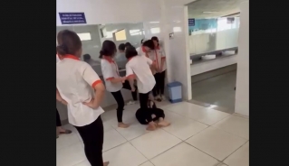 Em T.L bị đánh hội đồng khiến gia đình xót xa (ảnh cắt từ video chia sẻ mạng xã hội)