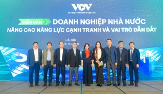 Các đại biểu chụp ảnh lưu niệm tại diễn đàn.