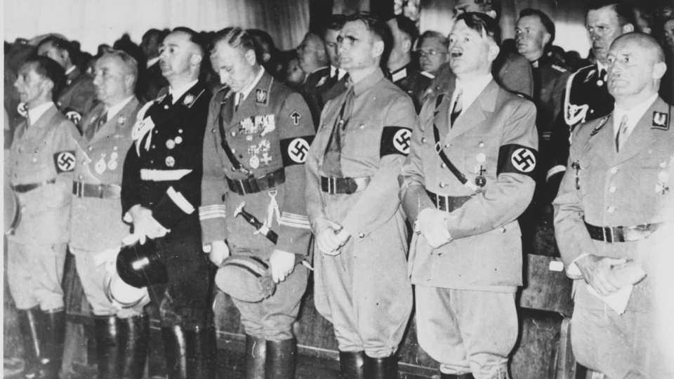 Hitler va cac quan chuc chop bu cua Duc Quoc xa -ushmm.jpg