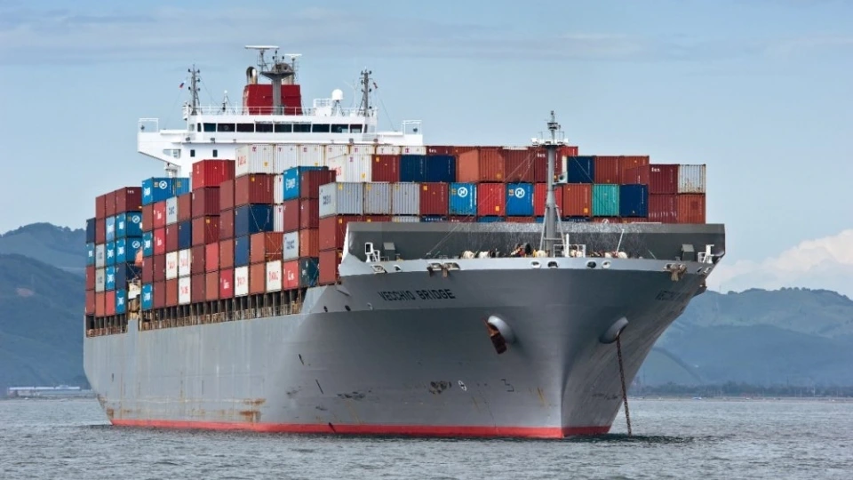 tau bien, tau container, thuong nai hang hoa -shutterstock.jpg