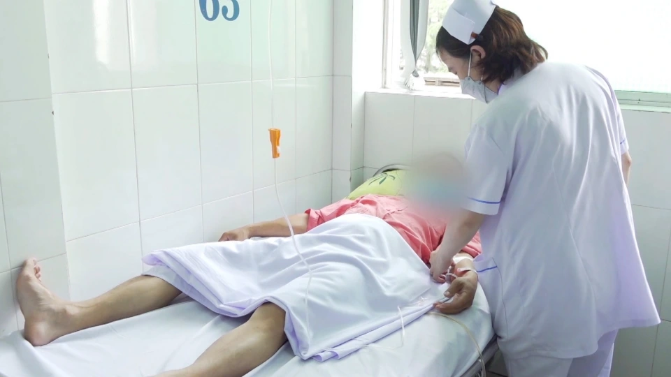 Benh nhan da qua con nguy kich do ngo doc ruou methanol (1).jpg