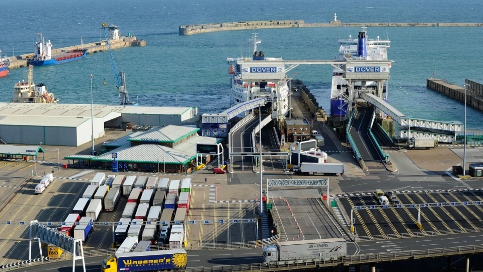 xe tai xuong pha tai cang Dover (Anh), cang bien, hang hoa xuat nhap -reu.jpg