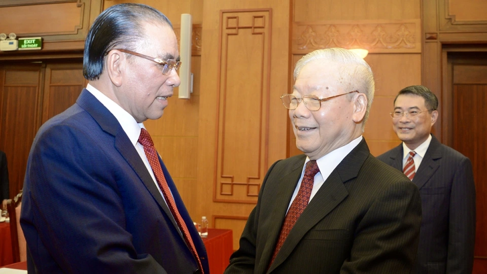 Tong Bi thu Nguyen Phu trong trao huy hieu cho ong Nong Duc Manh.jpg