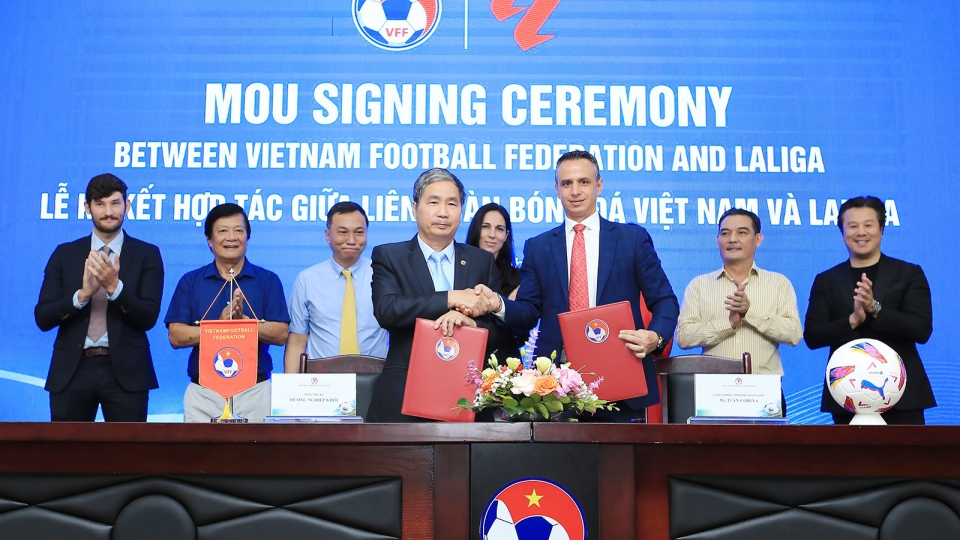 VFF General Secretary Duong Nghiep Khoi and La Liga’s Southeast Asia managing director Ivan Codina at the signing ceremony.jpg