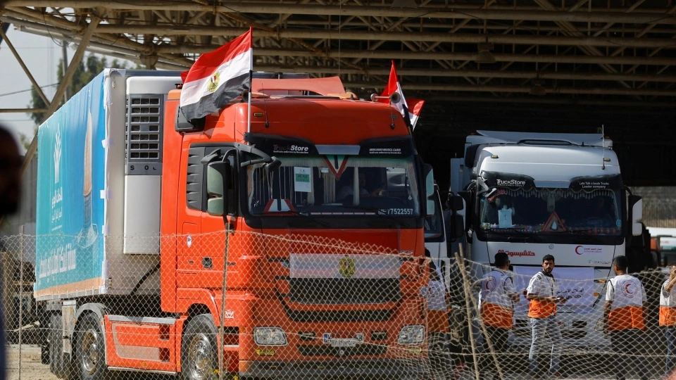 xe_cuu_tro_qua_rafah_vao_gaza.jpg