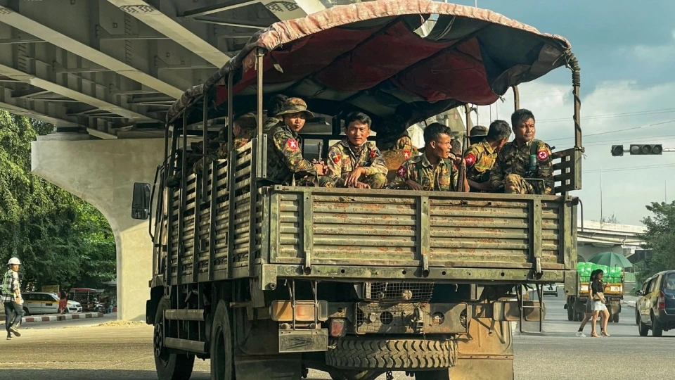 linh Myanmar tren xe tai -bloomberg.jpg