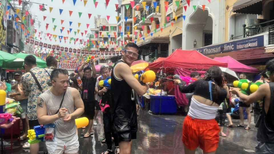tet_te_nuoc_songkran_2023_o_pho_tay_khao_san_bangkok_thai_lan._anh_vov_bangkok.jpg