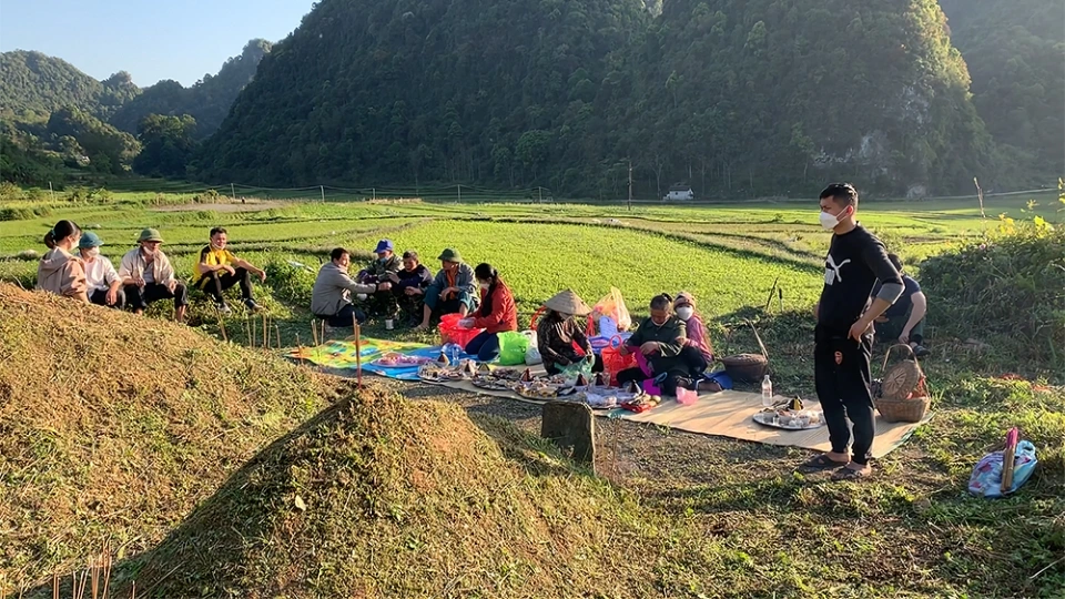 1._tet_thanh_minh_la_ngay_cac_con_chau_trong_ho_se_tap_trung_lai_khu_mo_cua_gia_dinh_dem_mam_co_cung_tai_cac_mo_cua_to_tien.png