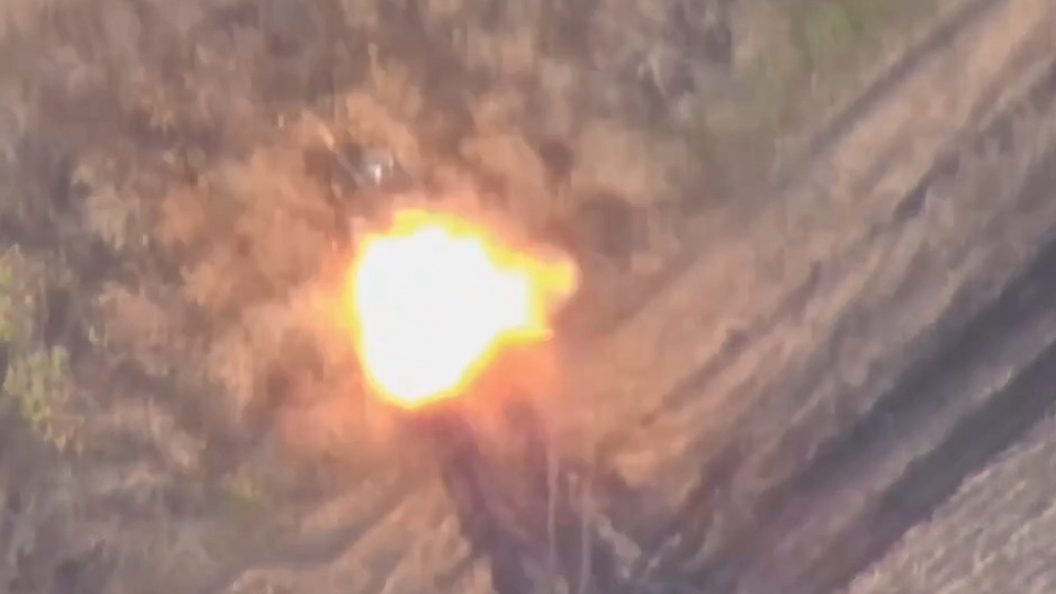 UAV Nga Lancet-3 lao vao xe tang Ukraine -bo quoc fong Nga.jpg