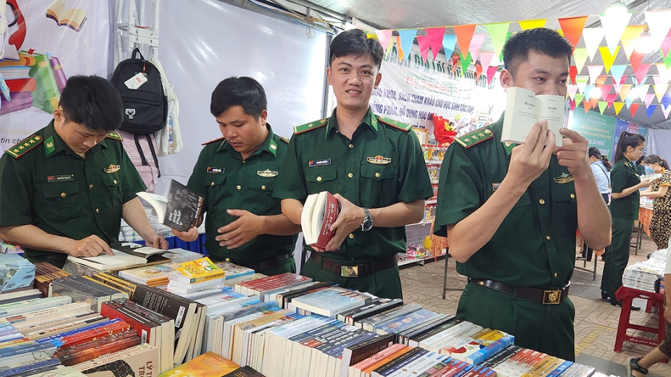 bo_doi_bien_phong_den_mua_sach.jpg