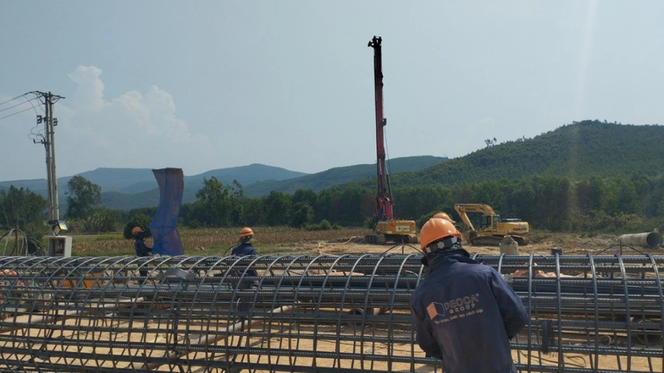 cong_nhan_thi_cong_xuyen_le_tren_cao_toc_quang_ngai-_hoai_nhon.jpg