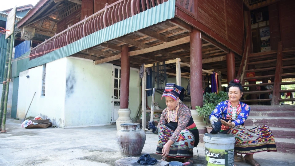 phu_nu_lao_o_na_sang_xa_nua_ngam_huyen_dien_bien_nhuom_cham_cho_vai.jpg
