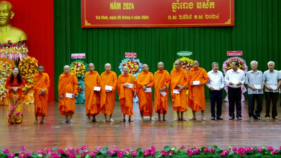 trao_qua_cho_nguoi_co_uy_tin_trong_dong_bao_dtts_nhan_dip_tet_chol_chnam_thmay-min.jpg