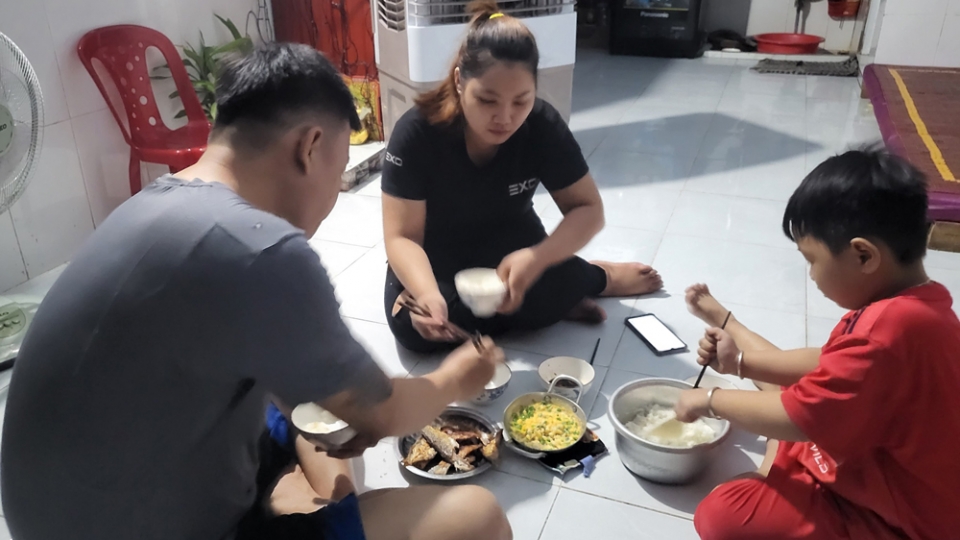 bua_com_toi_cua_gia_dinh_chi_tran_thi_bich_ngan_chi_co_ca_kho_trung_chien_anh_thien_ly.jpg