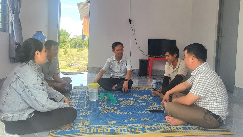 vo_chong_chi_hbion_tiep_khach_trong_ngoi_nha_moi_khang_trang.jpg