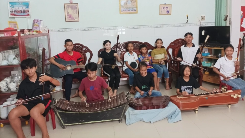 1_-_ca_lop_hoa_am_cac_loai_nhac_cu_co_truyen_dan_gian_dan_toc_khmer_theo_huong_dan_cua_ong_thach_thia_se_ray.jpg