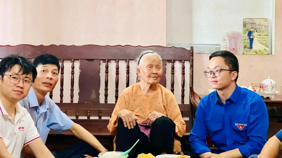 bua_com_trong_khong_khi_am_ap_than_tinh_la_nguon_dong_vien_voi_me_vnah_ngo_thi_nhuong.jpg