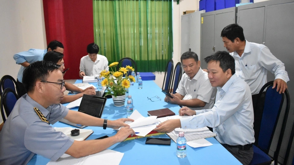 doan_cong_tac_cua_bo_nong_nghiep-_ptnt_lam_viec_tai_cac_cang_ca_tinh_ben_tre_.jpg