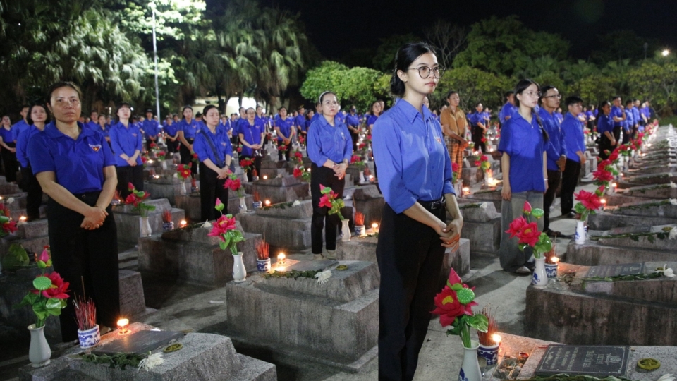 doan_vien_thanh_nien_tinh_quang_binh_thap_nen_tri_an_liet_si.jpg