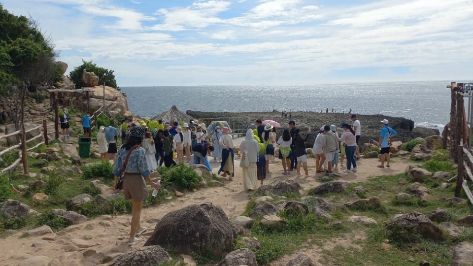 luong_khach_den_voi_vuon_quoc_gia_nui_chua_tinh_ninh_thuan_ngay_cang_dong._anh_doan_si.jpg