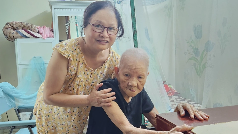 me_viet_nam_anh_hung_dao_thi_chi_96_tuoi_dang_duoc_con_dau_cham_soc.jpg