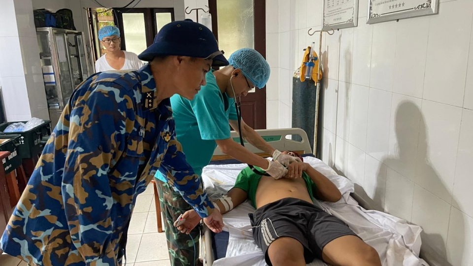 cac_y_bac_sy_tiep_nhan_va_kham_cho_benh_nhan.jpg