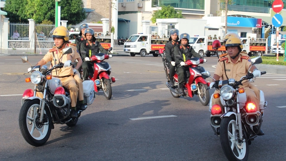 luc_luong_canh_sat_giao_thong_tham_gia_dieu_hanh_sau_le_ra_quan._anh_doan_si_.jpg