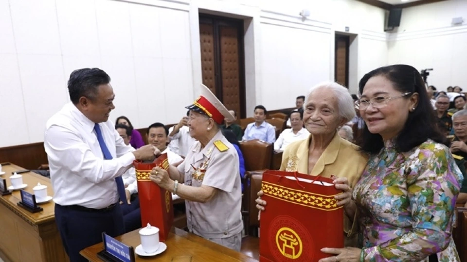 tran_sy_thanh_tang_qua.jpg