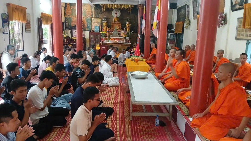 1 - Bà con phật tử đi chùa, đọc kinh hồi hướng phước báu cho tổ tiên, ông bà, những người quá cố.jpg