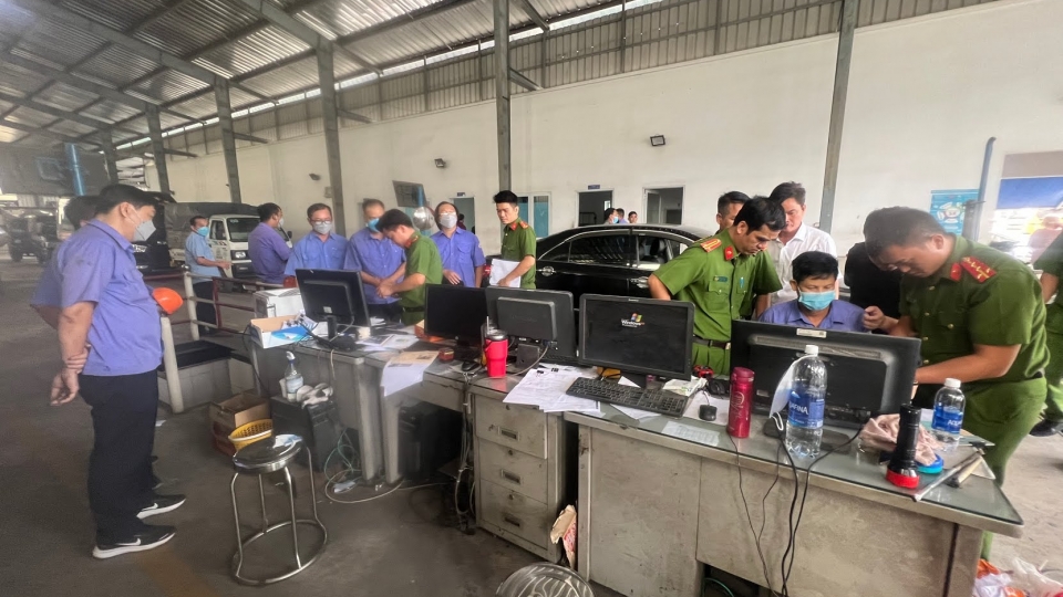 cong_an_kham_xet_noi_lam_viec_cua_cac_doi_tuong_tai_trung_tam_dang_kiem_60_04d_anh_cong_an_tinh_dong_nai_20240930141915.jpg
