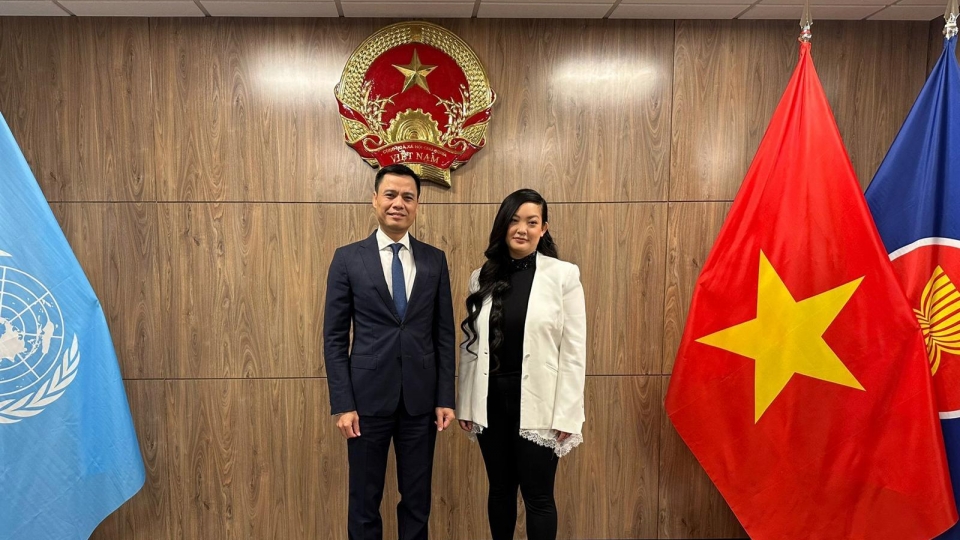 dai_su_dang_hoang_giang_va_nu_phi_hanh_gia_goc_viet_amanda_nguyen.jpg