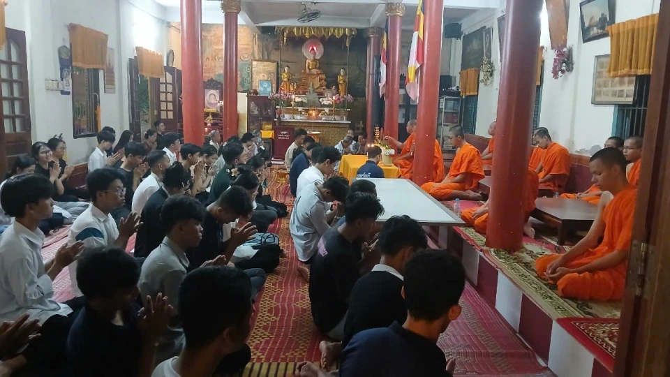 3 - Các em sinh viên và đông đảo bà con phật tử chăm chú nghe sư thuyết pháp.jpg