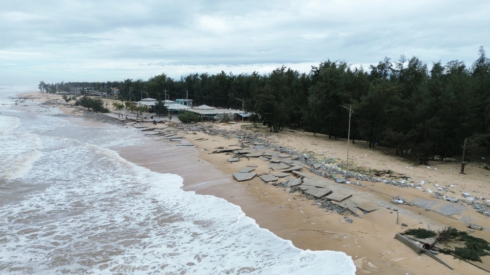 Bờ biển bị phá nát dài hàng cây số.jpg