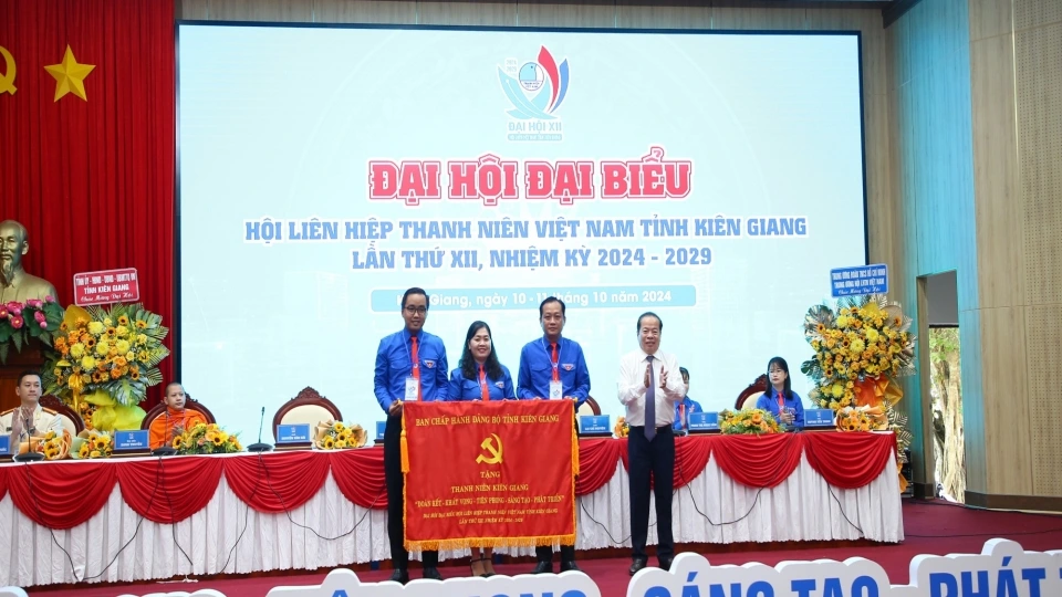 _ong_mai_van_huynh_pho_bi_thu_thuong_truc_tinh_uy_chu_tich_hdnd_tinh_kien_giang_tang_buc_truong_cho_bch_hoi_khoa_moi_.jpg